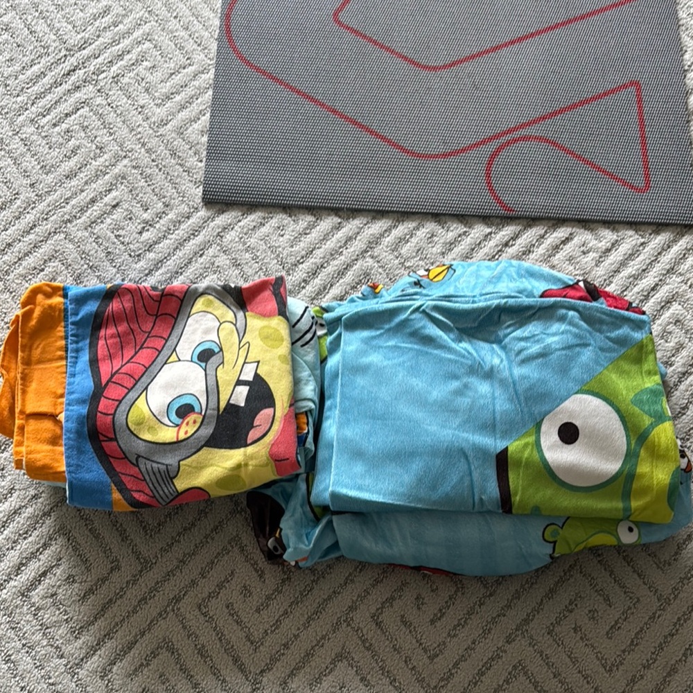 Angry bird Pillowcase and fitted sheet + SpongeBob pillowcase and a flat sheet